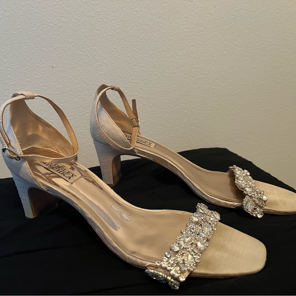 Badgley Mischka size 9 Heel Cream Gold Jewels